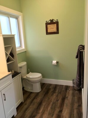 Hair dryer, towels, soap, shampoo - Idyllic Cottage Rental in Waynesville Perfect for a Great Smoky Mountains Getaway (Waynesville)