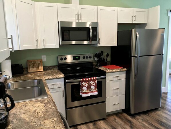 Fridge, microwave, stovetop, dishwasher