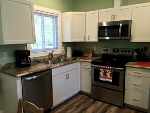 Coffee/tea maker, fridge, microwave, oven - Idyllic Cottage Rental in Waynesville Perfect for a Great Smoky Mountains Getaway (Waynesville)