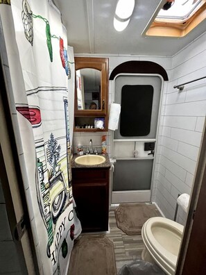 Jetted tub, hair dryer, towels, soap