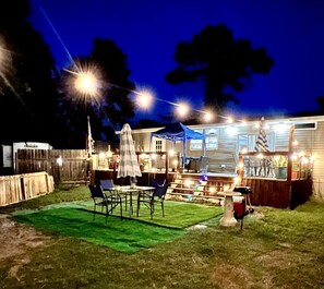 Outdoor dining - Glamping on the Farm (Cleveland)