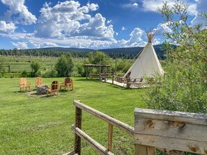 Property grounds - Tres Piedras Glamping Tipis for a Nature Escape near Taos (Tres Piedras)