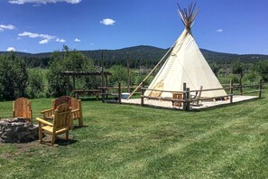 Property grounds - Tres Piedras Glamping Tipis for a Nature Escape near Taos (Tres Piedras)