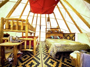 1 bedroom, bed sheets - Tres Piedras Glamping Tipis for a Nature Escape near Taos (Tres Piedras)