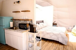 1 bedroom, bed sheets