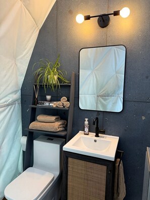 Baignoire à jets, sèche-cheveux, serviettes fournies, savon