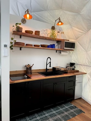 Kühlschrank, Herdplatte, Wasserkocher mit Kaffee-/Teezubehör