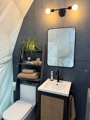 Whirlpool, Haartrockner, Handtücher, Seife