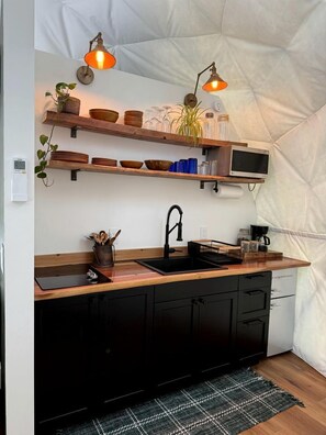 Kühlschrank, Herdplatte, Wasserkocher mit Kaffee-/Teezubehör