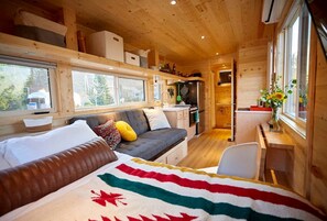 1 bedroom, desk, WiFi, bed sheets - Rainbow Tiny Home with View & Hot Tub near Hot Springs, El Prado, NM (El Prado)