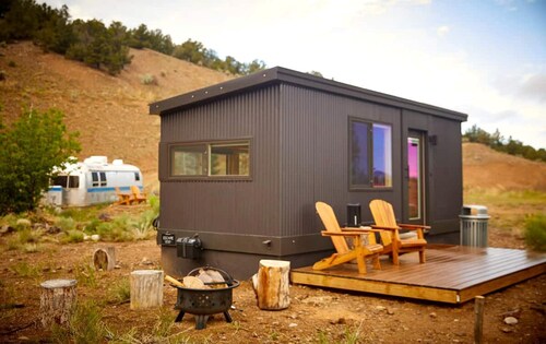 Rainbow Tiny Home with View & Hot Tub near Hot Springs, El Prado, NM