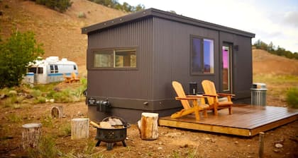 Rainbow Tiny Home with View & Hot Tub near Hot Springs, El Prado, NM