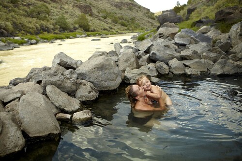 Rainbow Tiny Home with View & Hot Tub near Hot Springs, El Prado, NM