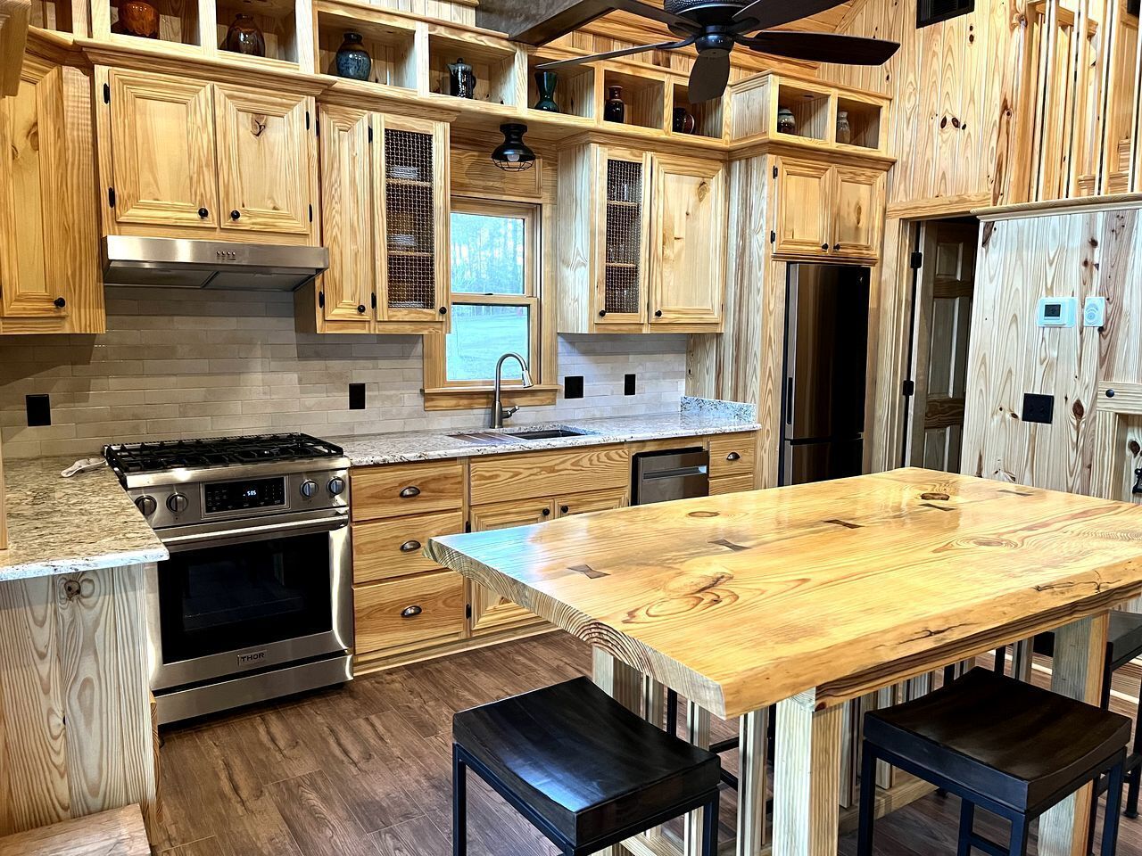 冷蔵庫、電子レンジ、オーブン、コンロ