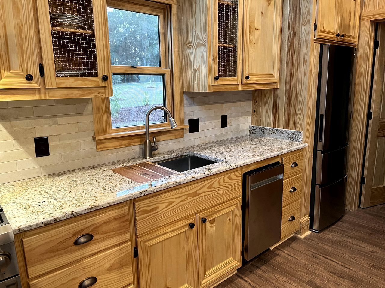 Réfrigérateur, micro-ondes, plaque de cuisson, lave-vaisselle