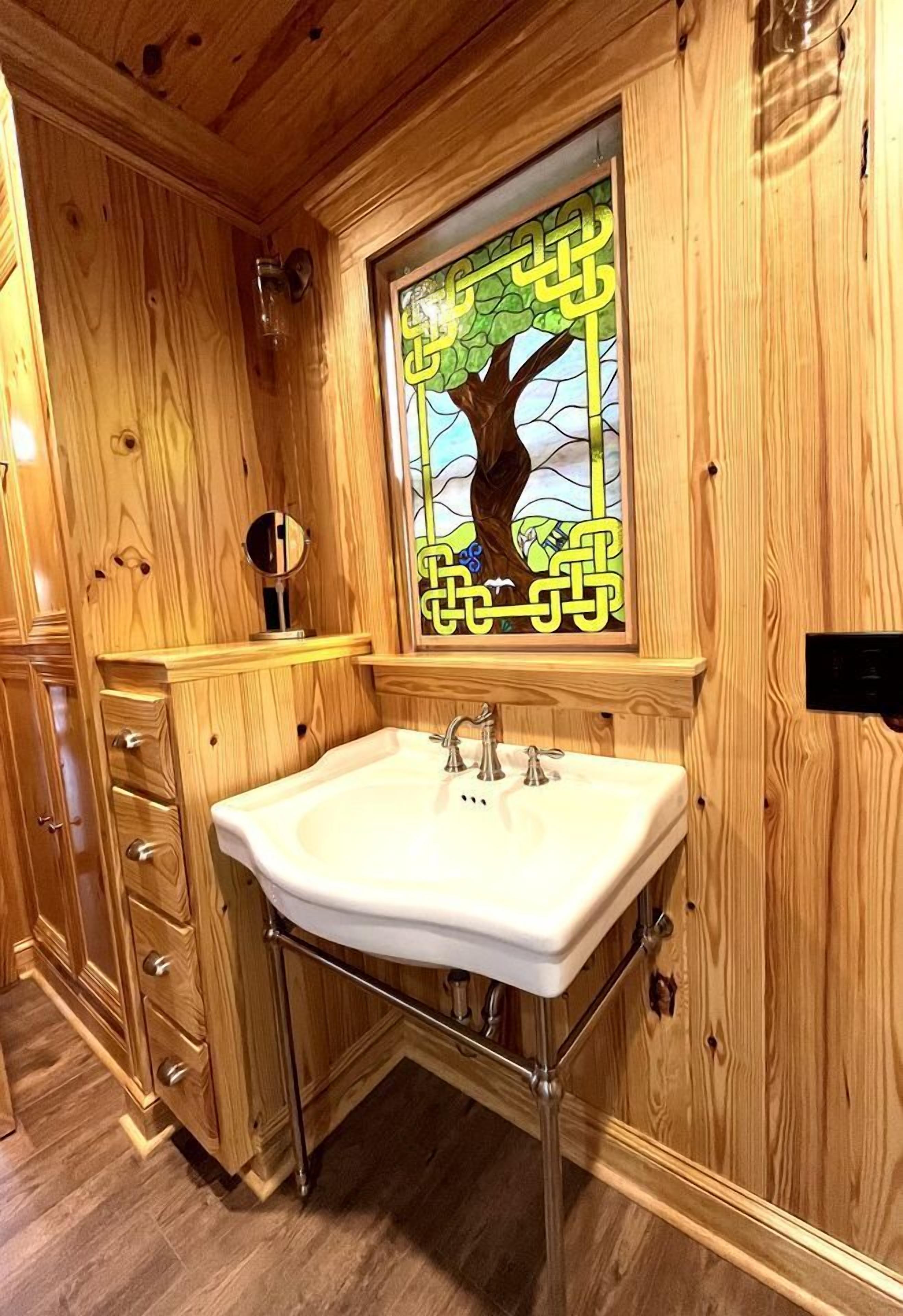 Hårtork, handdukar, tvål och schampo