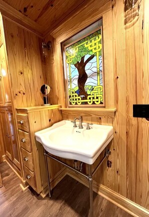 Sèche-cheveux, serviettes fournies, savon, shampoing