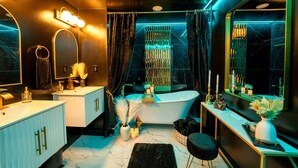 Serviettes fournies, savon, shampoing, papier toilette