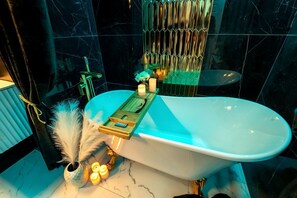 Jetted tub, towels, soap, shampoo