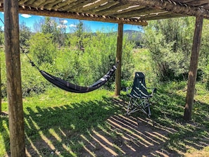 Terrace/patio - Cute Tipi in Tres Piedras for New Mexico Glamping Escapes (Tres Piedras)