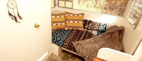 3 bedrooms, desk, WiFi, bed sheets
