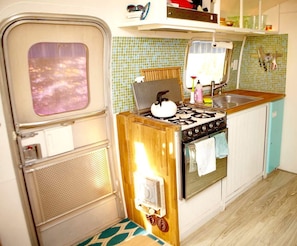 Coffee/tea maker, fridge, oven, stovetop