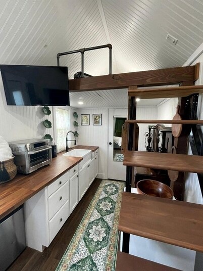 Spectacular Tiny House with Nice Sights in Alvin, Texas