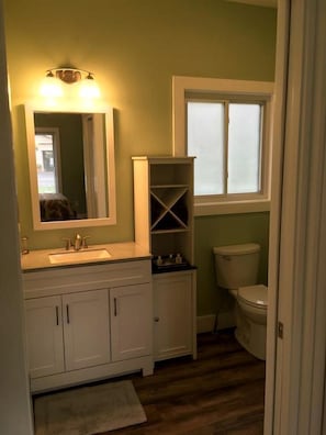 Ein Badezimmer mit Waschbecken, Spiegel und Toilette.