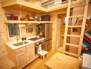 Coffee/tea maker, fridge, oven, stovetop - Bougie Tiny Home with Mountain Views, Hot Tub, Just 2 miles to Black Rock Hot Springs, NM (El Prado)