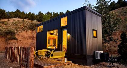 Bougie Tiny Home with Mountain Views, Hot Tub, Just 2 miles to Black Rock Hot Springs, NM