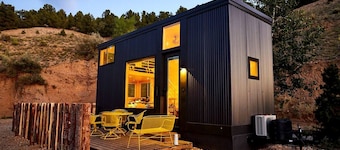 Bougie Tiny Home with Mountain Views, Hot Tub, Just 2 miles to Black Rock Hot Springs, NM