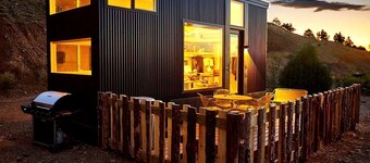 Bougie Tiny Home with Mountain Views, Hot Tub, Just 2 miles to Black Rock Hot Springs, NM