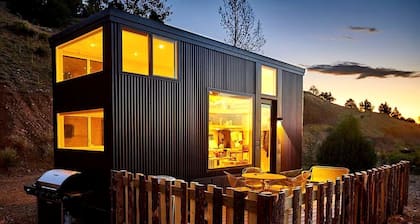 Bougie Tiny Home with Mountain Views, Hot Tub, Just 2 miles to Black Rock Hot Springs, NM