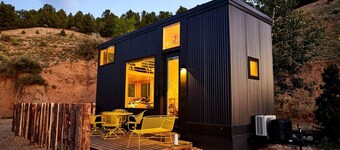 Bougie Tiny Home with Mountain Views, Hot Tub, Just 2 miles to Black Rock Hot Springs, NM