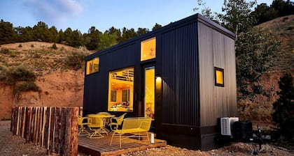 Bougie Tiny Home with Mountain Views, Hot Tub, Just 2 miles to Black Rock Hot Springs, NM