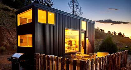 Bougie Tiny Home with Mountain Views, Hot Tub, Just 2 miles to Black Rock Hot Springs, NM