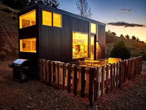 Outdoor dining - Bougie Tiny Home with Mountain Views, Hot Tub, Just 2 miles to Black Rock Hot Springs, NM (El Prado)