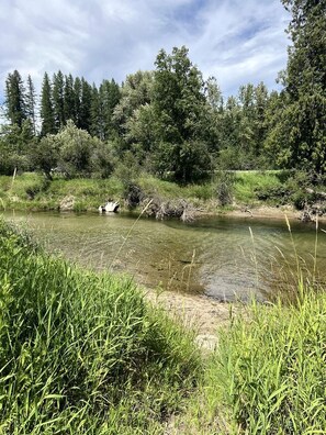 Beach nearby, sailing, kayaking, fishing - Romantic Luxury Glamping Tent with Riverfront Views near Sandpoint, Idaho (Sandpoint)