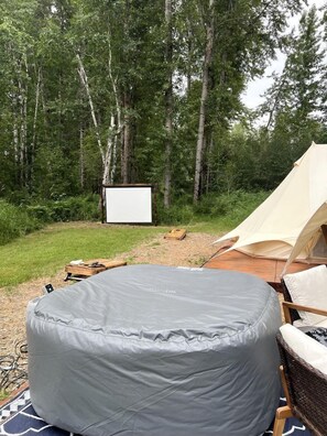 Tina de hidromasaje al aire libre