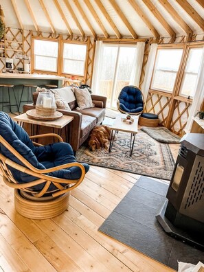 Televisión y chimenea 