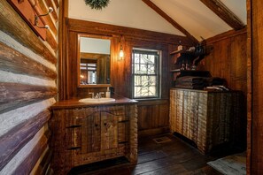 Sèche-cheveux, serviettes fournies, savon, shampoing