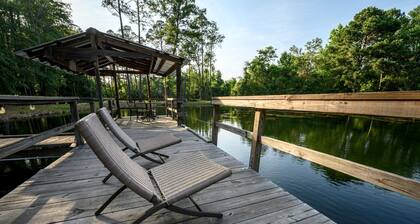Perfect Couple's or Solo Getaway: 1840s Log Cabin, Claxton, GA