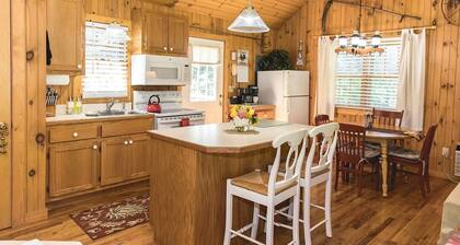 Secluded Cottage with Indoor Hot-Tub Ideal for Couples in Virginia