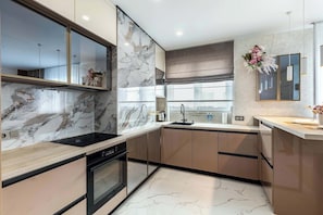 Comfort Apartment, Balcony, City View | Private kitchen