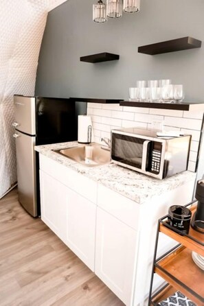 Refrigerador, cafetera y tetera y utensilios de cocina 