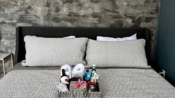 1 bedroom, bed sheets