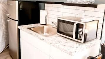 Coffee/tea maker, fridge, cookware/dishes/utensils