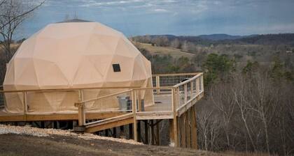 Romantic and Luxurious Glamping Dome in Eureka Springs, Equipped with an Indoor Hot Tub Perfect for a Weekend of Relaxation