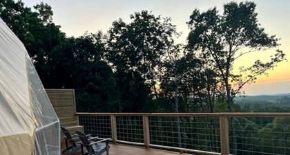 Romantic and Luxurious Glamping Dome in Eureka Springs, Equipped with an Indoor Hot Tub Perfect for a Weekend of Relaxation