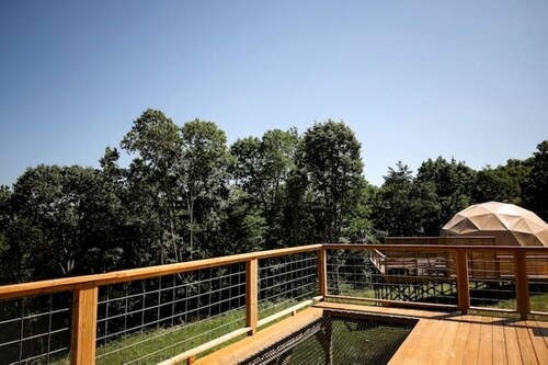 Romantic and Luxurious Glamping Dome in Eureka Springs, Equipped with an Indoor Hot Tub Perfect for a Weekend of Relaxation